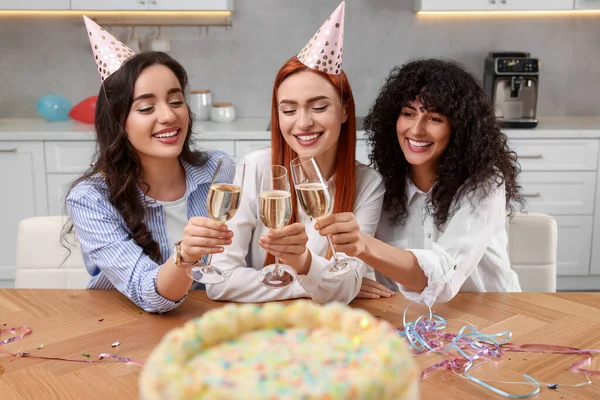 Gelukkige Jonge Vrouwen Klinkende Glazen Mousserende Wijn Verjaardagsfeestje Keuken — Stockfoto