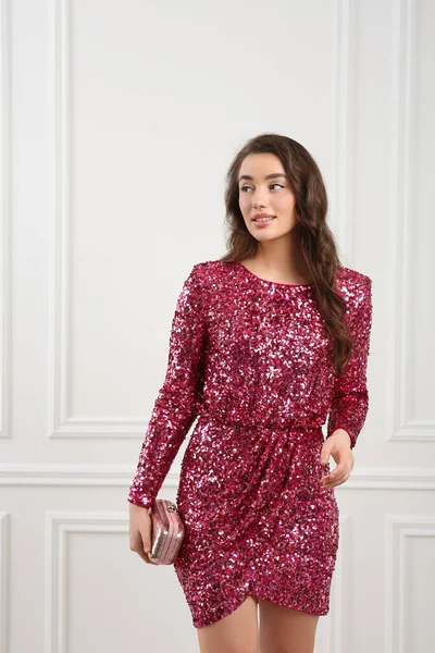 Vacker Ung Kvinna Med Koppling Snygg Rosa Paljettklänning Nära Vit — Stockfoto