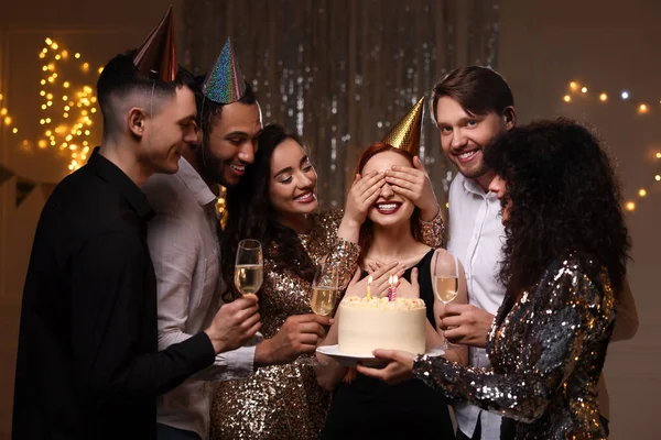 快乐的朋友们 带着美味的蛋糕和一杯闪闪发光的葡萄酒 在室内庆祝生日 — 图库照片