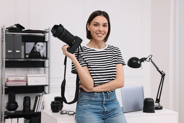 Fotografer Muda Profesional Dengan Kamera Studio Foto Modern — Stok Foto