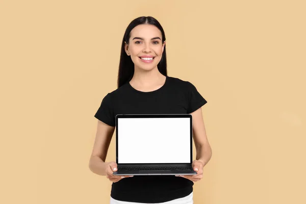 Boldog Laptop Bézs Háttér — Stock Fotó