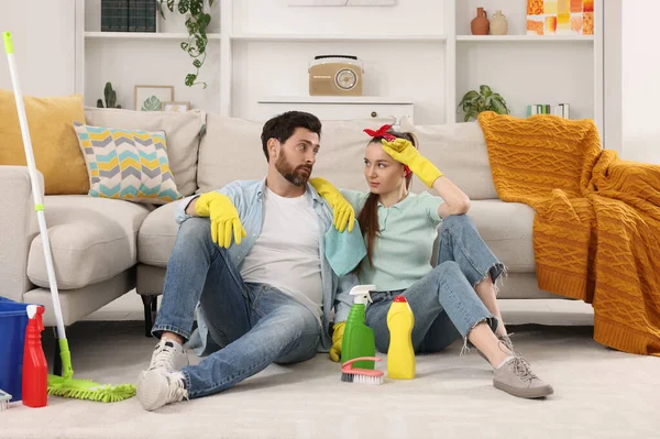 Spring Cleaning Tired Couple Detergents Mop Living Room — Stock Photo, Image