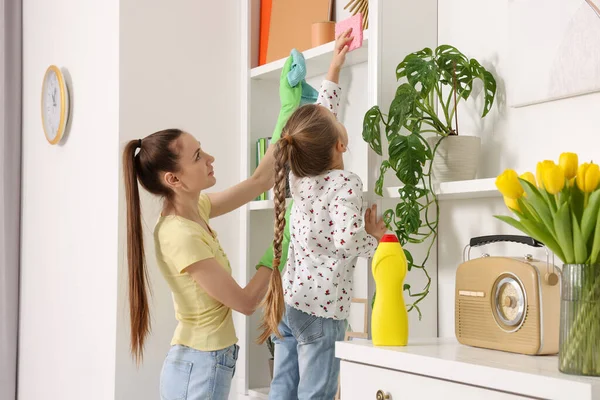 Bahar Temizliği Anne Kızı Evde Birlikte Temizlik Yapıyorlar — Stok fotoğraf