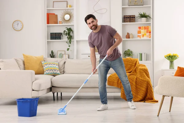 Pembersihan Musim Semi Pria Dengan Lantai Cuci Pel Rumah — Stok Foto