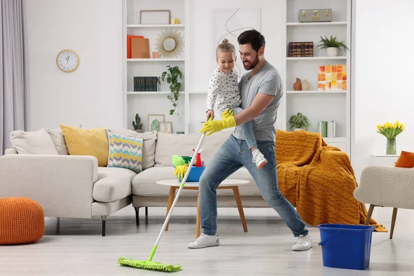 Spring Cleaning Father Daughter Having Fun While Tidying Together Home — Stock Photo, Image