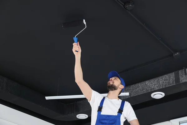 Travailleur Dans Plafond Peinture Uniforme Avec Rouleau Intérieur — Photo