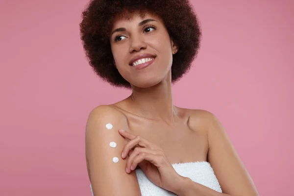 Mooie Jonge Vrouw Aanbrengen Lichaam Crème Arm Roze Achtergrond — Stockfoto