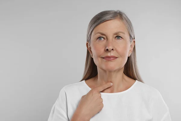 Ендокринна Система Старша Жінка Робить Самообстеження Щитовидної Залози Світло Сірому — стокове фото