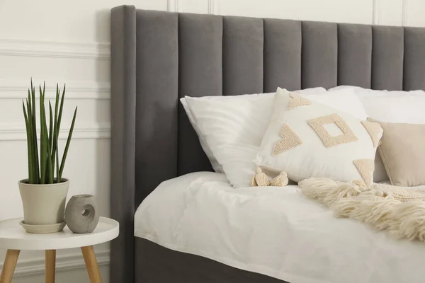 Groot Comfortabel Bed Met Kussens Kamer Stijlvol Interieur — Stockfoto