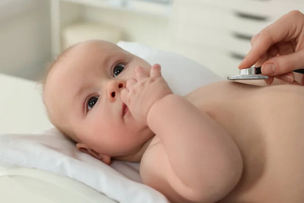 Pediatra Examinando Lindo Bebé Pequeño Con Estetoscopio Clínica Primer Plano — Foto de Stock