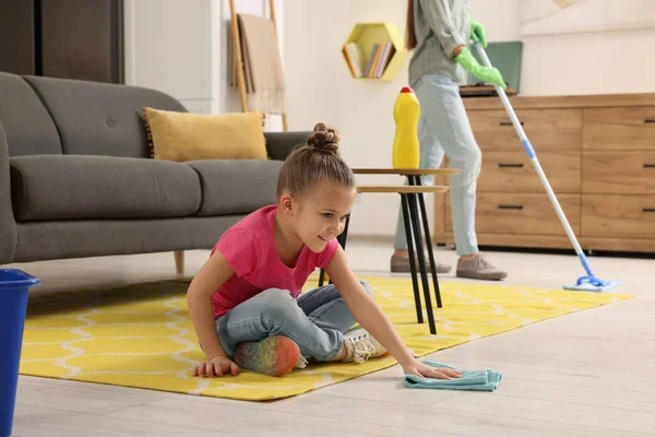 Spring Cleaning Mother Daughter Tidying Living Room Together — Stock Photo, Image