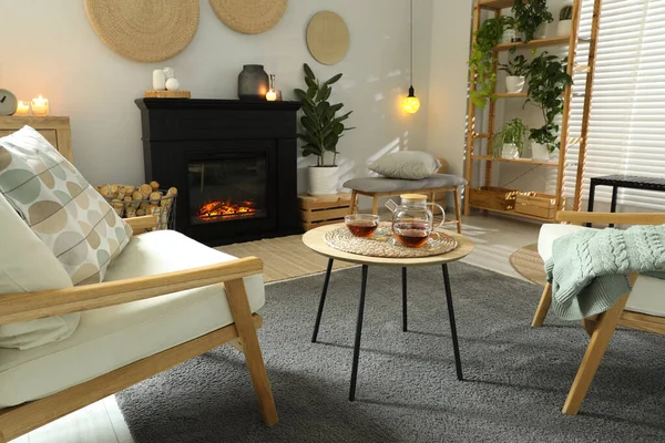 Stilvoller Kamin Der Nähe Bequemer Sessel Und Couchtisch Mit Tee — Stockfoto