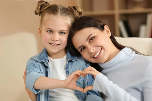 Menina Sua Mãe Fazendo Coração Com Mãos Dentro Casa — Fotografia de Stock