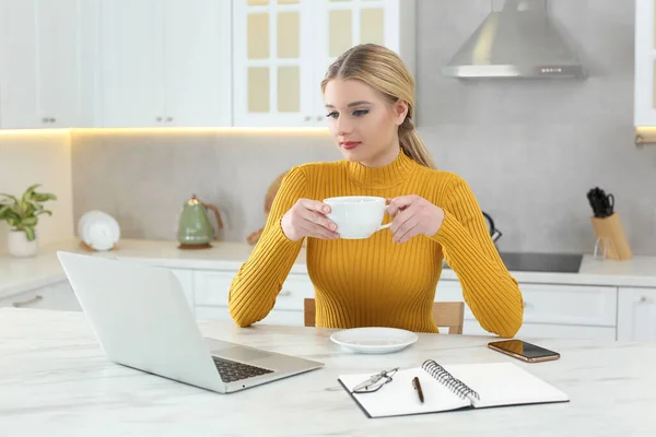 Thuis Werken Vrouw Met Kopje Warme Drank Zoek Naar Laptop — Stockfoto