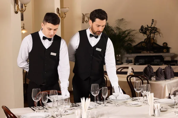 Mannen Dekken Tafel Restaurant Beroepsbutleropleidingen — Stockfoto