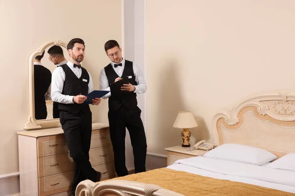 Άνδρες Που Παρακολουθούν Επαγγελματικά Μαθήματα Μπάτλερ Στο Ξενοδοχείο — Φωτογραφία Αρχείου