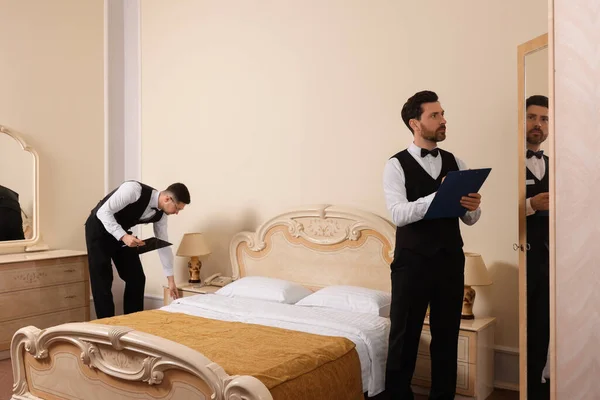 在酒店修读专业管家课程的男性 — 图库照片