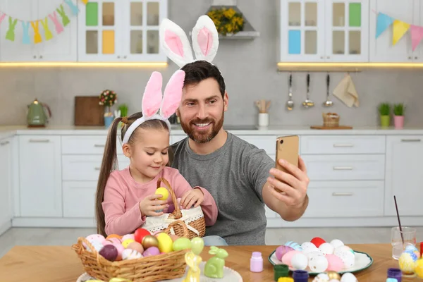 Baba Tatlı Kızı Mutfaktaki Masada Selfie Çekiyorlar Paskalya Yumurtaları Boyuyorum — Stok fotoğraf
