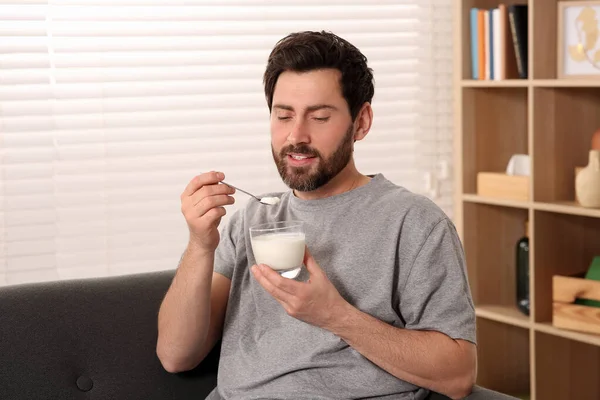 一个英俊的男人 家里有美味的酸奶 — 图库照片