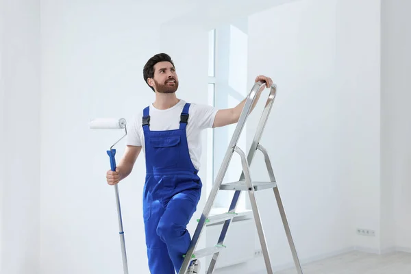 Heimwerker Mit Rollator Auf Der Leiter Zimmer Deckenmalerei — Stockfoto