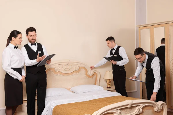 Ομάδα Ατόμων Που Παρακολουθούν Επαγγελματικά Μαθήματα Μπάτλερ Στο Ξενοδοχείο — Φωτογραφία Αρχείου