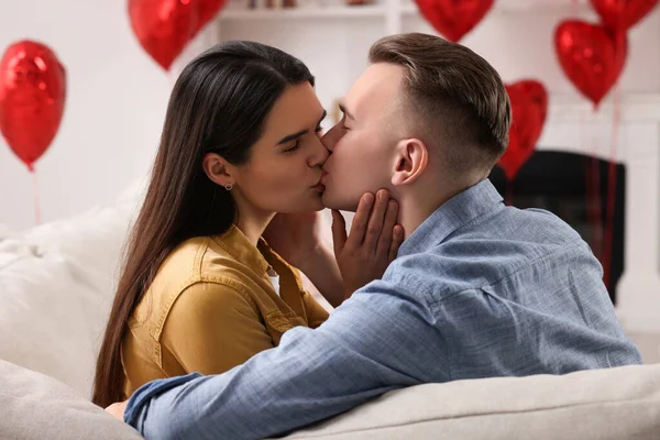 Charmant Couple Embrassant Sur Canapé Intérieur Fête Saint Valentin — Photo