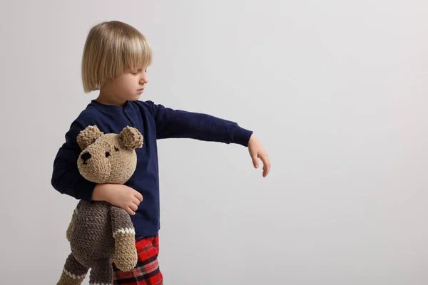 Menino Pijama Com Brinquedo Urso Sonambulismo Fundo Branco Espaço Para — Fotografia de Stock