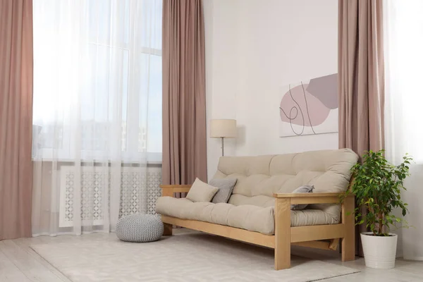 Stilvolles Interieur Mit Bequemem Sofa Zimmerpflanze Und Eleganten Vorhängen — Stockfoto
