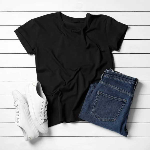 Stijlvol Shirt Jeans Sneakers Een Witte Houten Ondergrond Platte Lay — Stockfoto