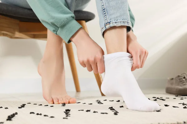 Жінка Одягає Білі Шкарпетки Вдома Крупним Планом — стокове фото
