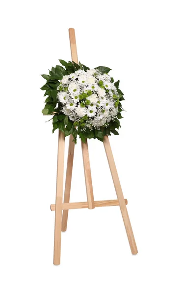 白色背景下木制看台上花朵的葬礼花环 — 图库照片