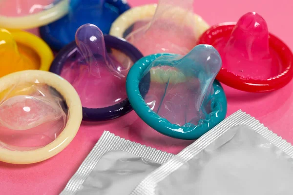 Rozbalené Kondomy Balíčky Růžovém Pozadí Detailní Záběr Bezpečný Sex — Stock fotografie