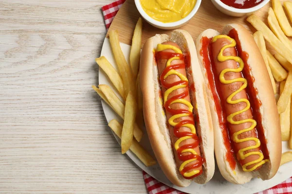 Lahodné Hot Dogy Hořčicí Kečupem Hranolky Bílém Dřevěném Stole Výhled — Stock fotografie
