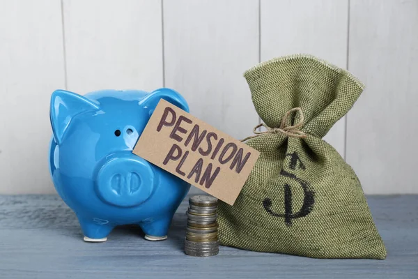 Kártya Kifejezéssel Pension Plan Halom Érme Zsák Malac Bank Világoskék — Stock Fotó