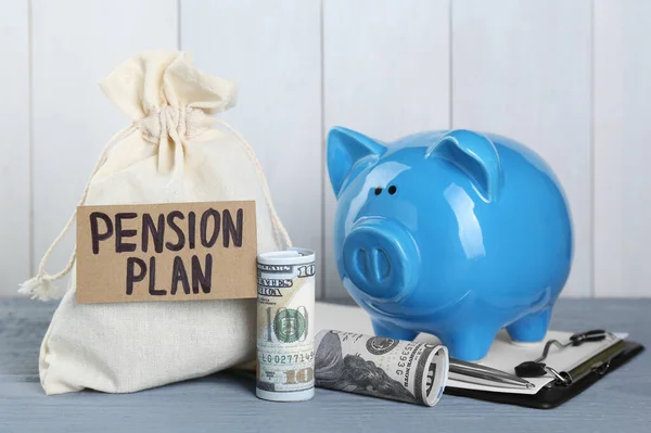 Kort Med Fras Pensionsplan Säck Dollarsedlar Och Spargris Ljusblått Träbord — Stockfoto