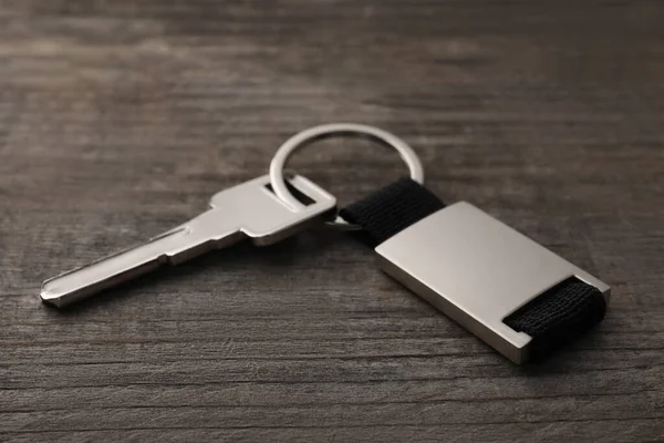 木制底座金属钥匙链钥匙 — 图库照片