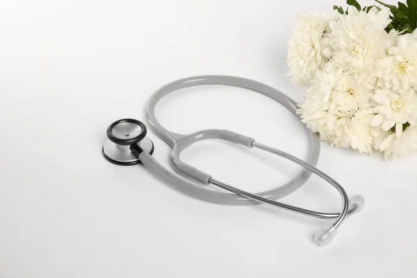 Stethoscope Και Χρυσάνθεμο Λουλούδια Λευκό Φόντο Ευτυχισμένη Μέρα Γιατρού — Φωτογραφία Αρχείου