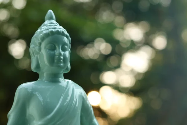 Dekorativ Buddha Staty Suddig Bakgrund Utomhus Närbild Plats För Text — Stockfoto