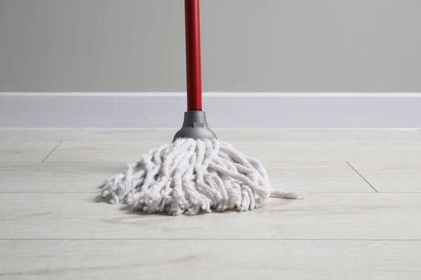 Limpeza Chão Madeira Sujo Com Esfregão Dentro Casa — Fotografia de Stock