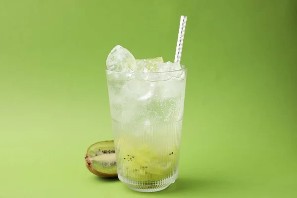 さわやかな飲み物のガラスと緑の背景にキウイをカット — ストック写真