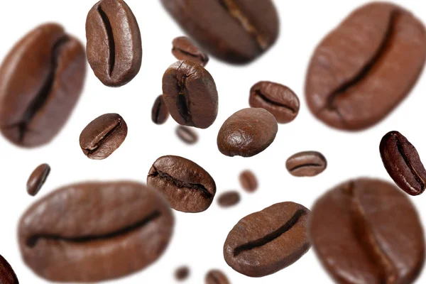 커피볶은 커피콩 배경으로 떨어지다 — 스톡 사진