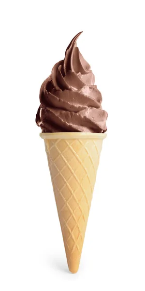 맛있고 부드러운 초콜릿 아이스크림은 흰색에 분리되어 바삭바삭 원추형 아이스크림에 내놓는다 — 스톡 사진