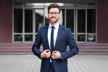 Güzel takım elbiseli yakışıklı bir emlakçı.