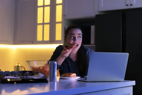 Молодая Женщина Ест Пиццу Время Использования Ноутбука Кухне Ночью Плохая — стоковое фото