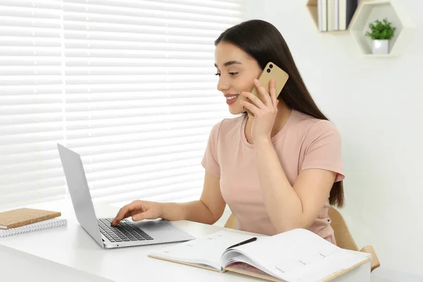 Işyerinde Beyaz Masadaki Bilgisayarın Yanında Akıllı Telefondan Konuşan Mutlu Bir — Stok fotoğraf