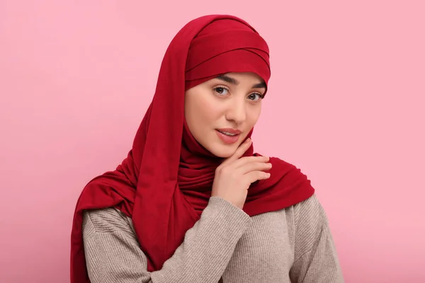 Retrato Mulher Muçulmana Hijab Sobre Fundo Rosa — Fotografia de Stock