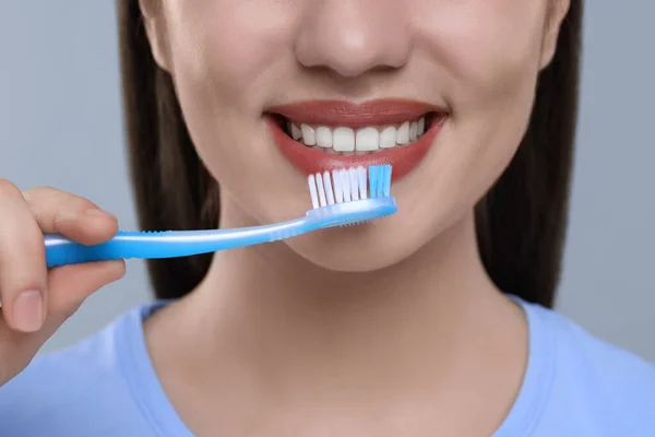 Frau Putzt Ihre Zähne Mit Plastikzahnbürste Auf Hellgrauem Hintergrund Nahaufnahme — Stockfoto