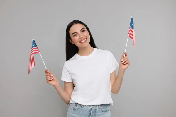 Juli Unabhängigkeitstag Der Usa Glückliche Frau Mit Amerikanischen Fahnen Auf — Stockfoto