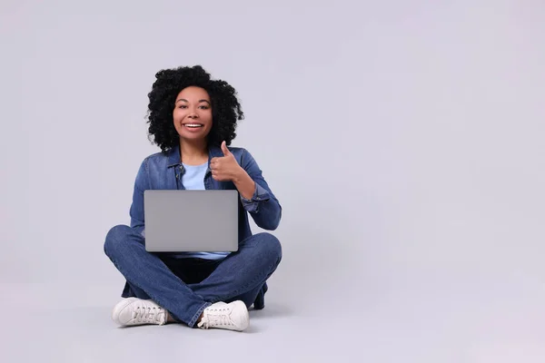 Ευτυχισμένη Νεαρή Γυναίκα Φορητό Υπολογιστή Που Δείχνει Τον Αντίχειρα Ανοιχτό — Φωτογραφία Αρχείου