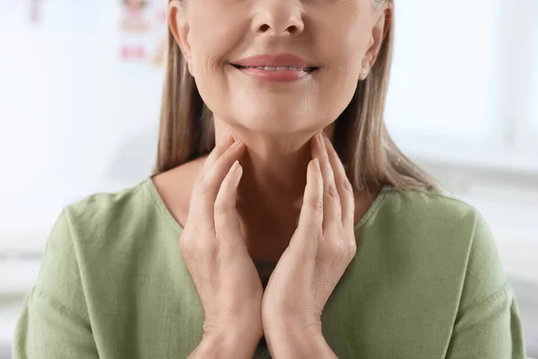 Sistem Endocrine Wanita Senior Melakukan Pemeriksaan Diri Tiroid Dalam Ruangan — Stok Foto